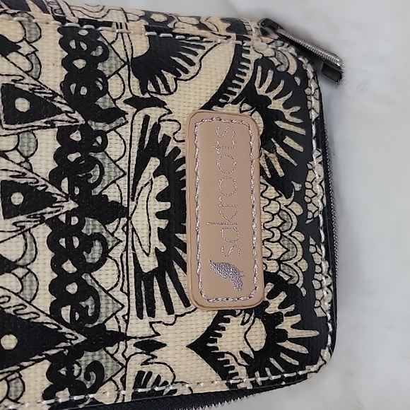 SAKROOTS Coated Canvas Smart Phone Wristlet Wallet Crossbody Black and Cream - Picture 2 of 6